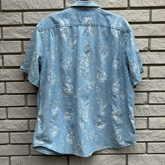 Old Navy Everyday Shirt Regular Fit Light Blue Denim with Floral Print Sz XL - Picture 7 of 7